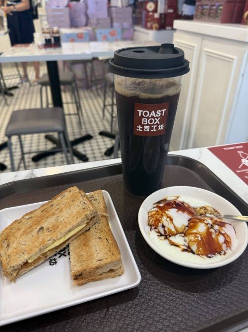 朝食はトーストボックスのカヤトースト