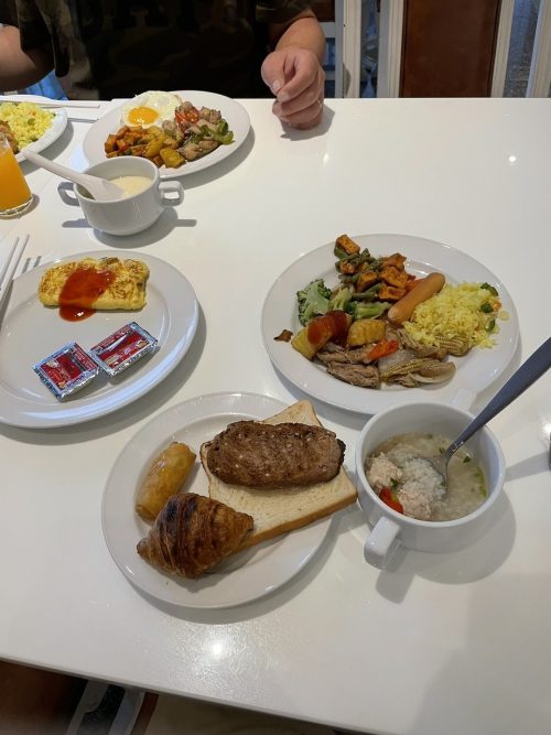 ホテルの朝食はお味だけでなく品数も十分でした