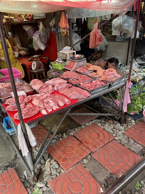 メークロン鉄道市場 生肉もそのまま!