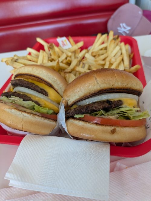 昼食は「In-N-Out Burger」で！コスパも良く美味しかったです