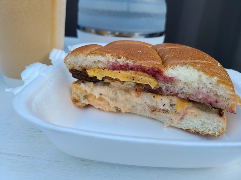 サンタクロース村で買ったトナカイ肉のハンバーガーをホテルでいただきました