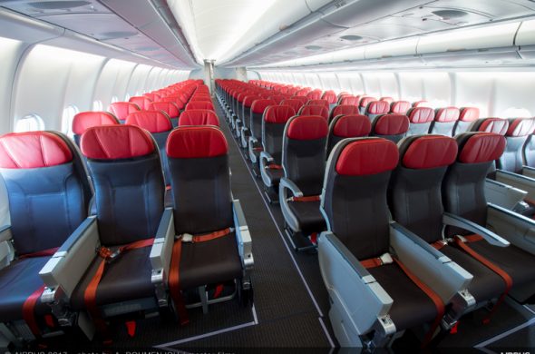 エコノミークラスの快適なレザーリクライニングシート（エアバスA330-300型機）