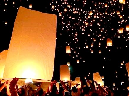 夜空がコムローイで埋め尽くされている様子