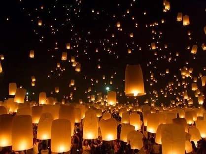 コムローイを上げる様子