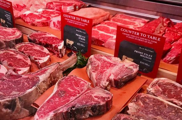 カウンターからテーブルへ(Counter to Table) 。好きなカットのお肉をその場でグリルしてもらうこともできる