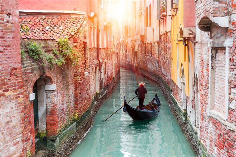 大小様々な運河が入り組むヴェネツィアの街