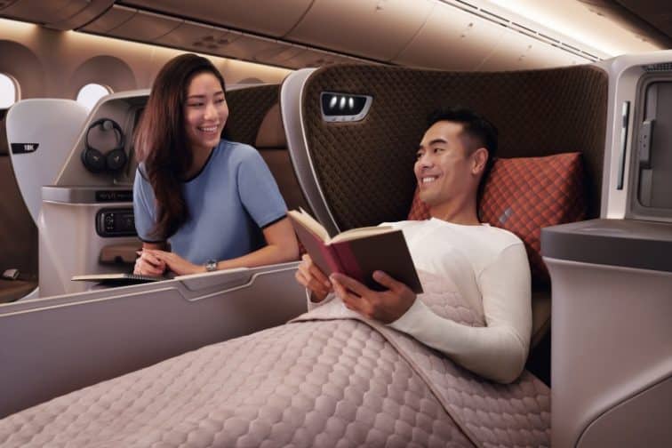 シンガポール航空ビジネスクラスの中央座席（カップルの様子）