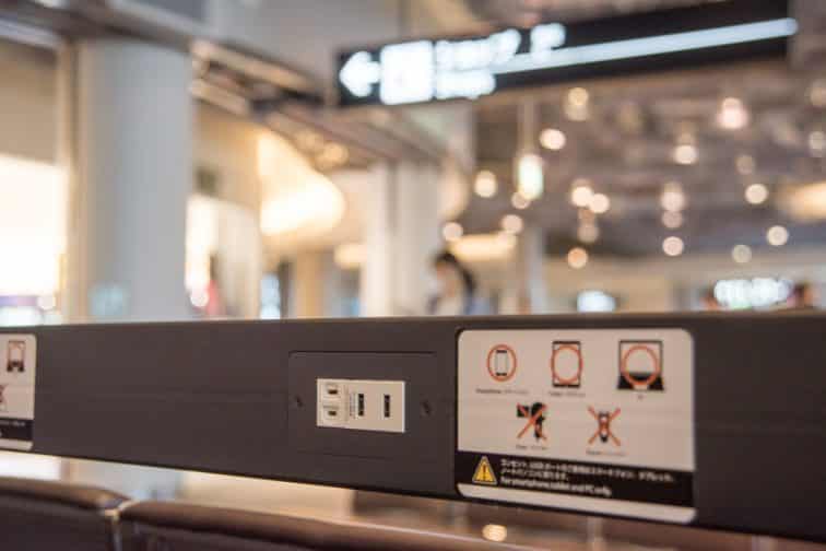 成田空港第一ターミナル北ウィングの充電ができるシート