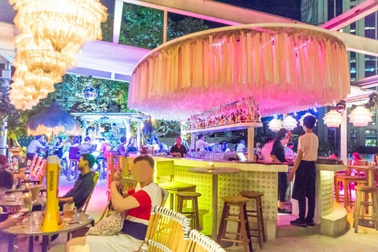 カラフルでお洒落なバーカウンター