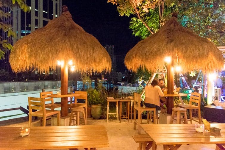 escape bangkokのかやぶき屋根のテーブル席
