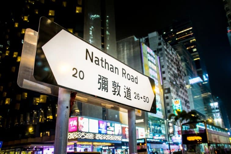 ネオンで輝く香港のネーザーンロード