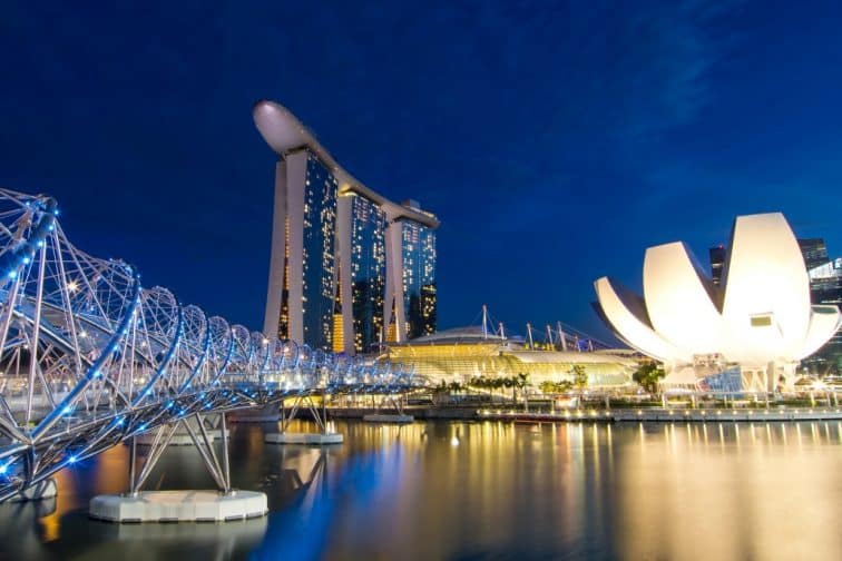 シンガポールのランドマーク「ガーデンズバイザベイ」と「マリーナベイサンズ」の美しい夜景」