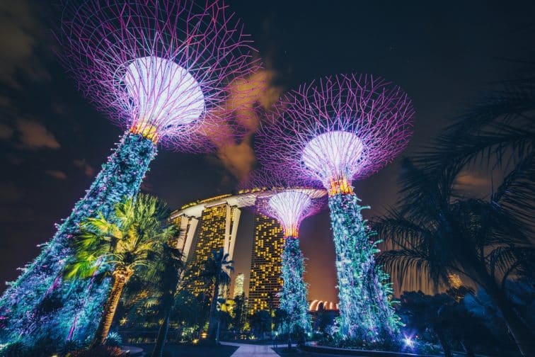 シンガポールのランドマーク「ガーデンズバイザベイ」と「マリーナベイサンズ」の美しい夜景」