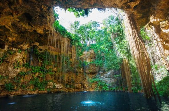 自然のパワーを感じる神秘的なセノーテ・イキル