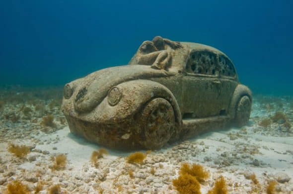 車の石像