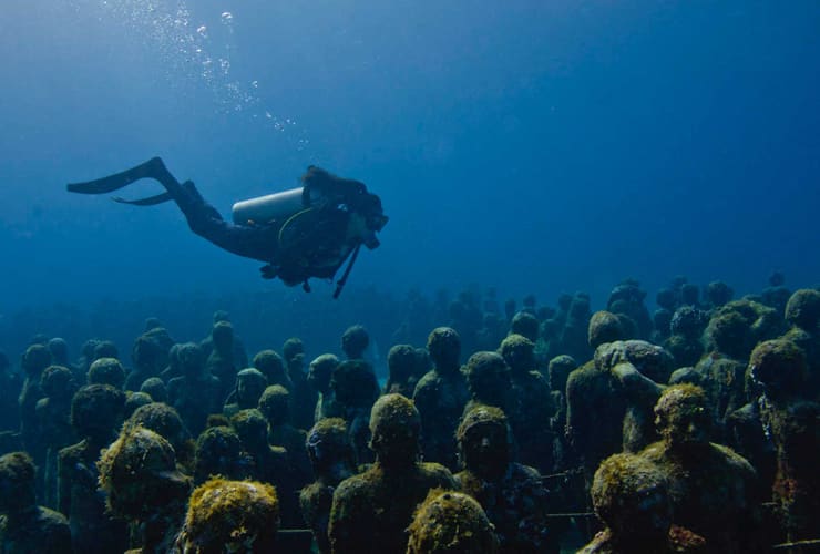 海底の彫刻群