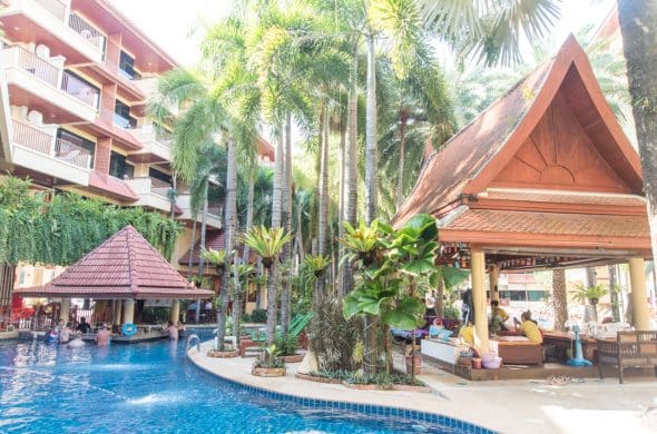 バウマンブリホテルのメインプールとタイマッサージ店