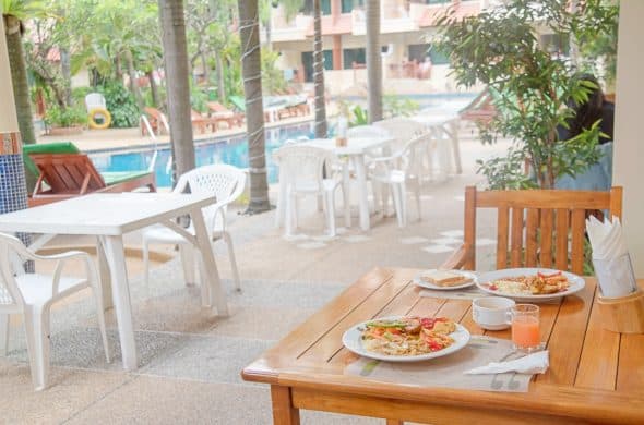 バウマンブリホテルのプールサイドでの朝食