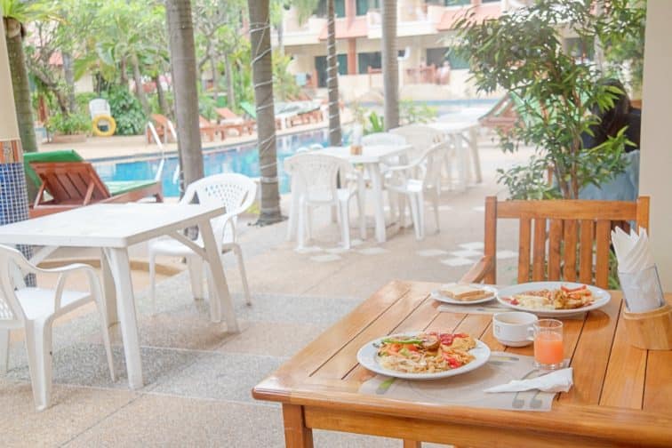 バウマンブリホテルのプールサイドでの朝食