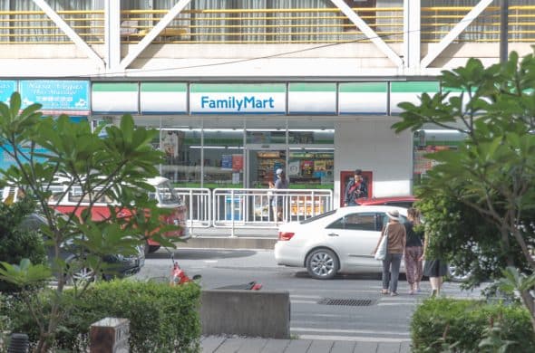 ナサベガスホテルの向かいにあるコンビニ「ファミリーマート」