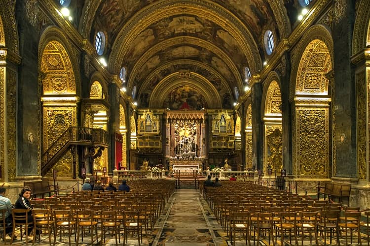 聖ヨハネ大聖堂の豪華絢爛な内部の様子