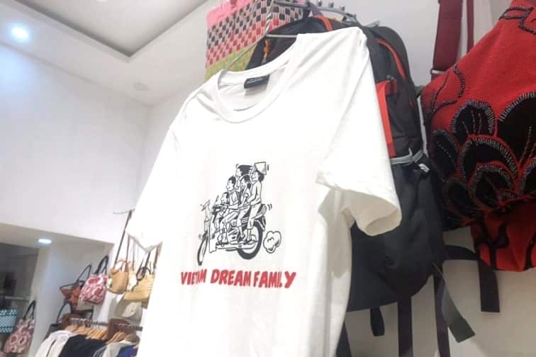 リトルダナンのおすすめお土産「ファミリー柄Ｔシャツ」