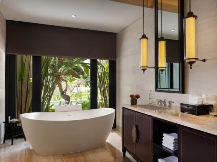 The Apurva Kempinski Bali_Grand Deluxe Lagoon Bathroom
