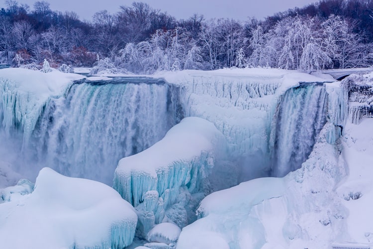 白銀の世界！冬期のナイアガラの滝