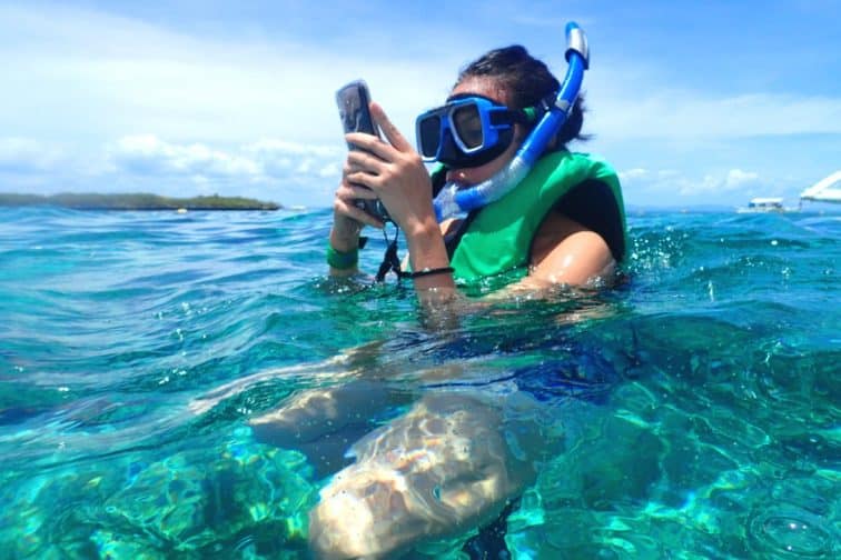 スマホを防水ケースに入れて水中写真も撮り放題！