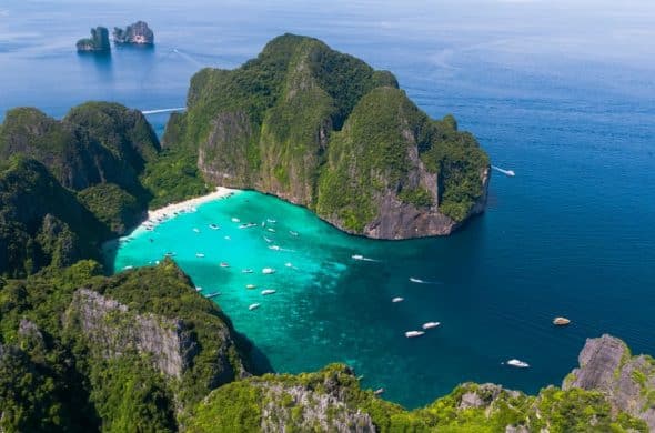 ピピレイ島のマヤベイの上空からの全景
