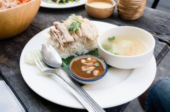 日本でも大人気！香り高いライスに茹で鶏を載せた「海南チキンライス」