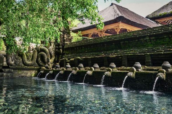 ティルタエンプル寺院の聖なる泉