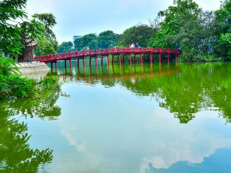 ハノイの象徴的な橋「ホアンキエム湖のフク橋 (赤い橋)」