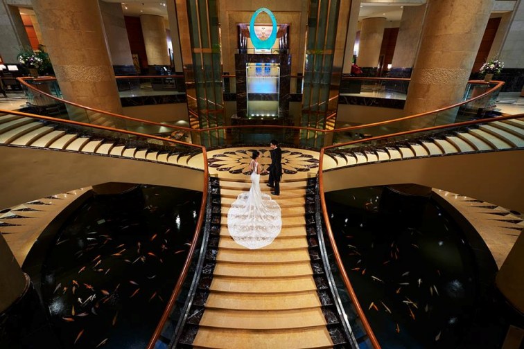 シンガポールのフラトンホテルの大階段