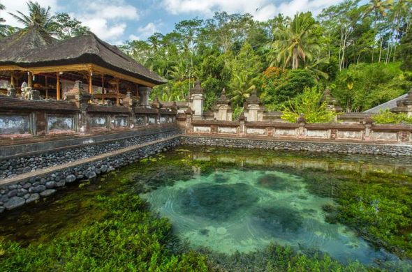 聖なる泉の湧く由緒あるお寺、ティルタエンプル