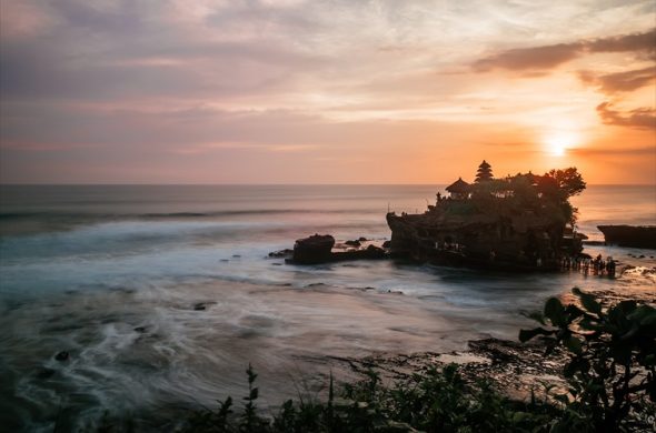 沈む夕陽とともに見られるタナロット寺院の美しいシルエット