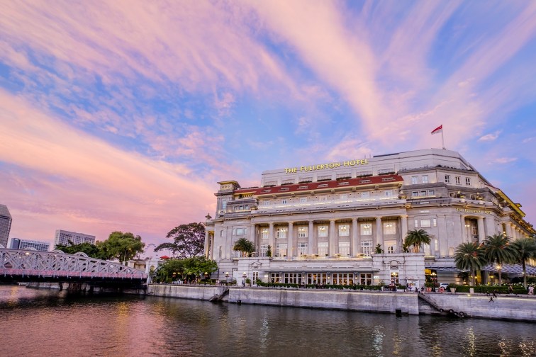 屋上のバーや客室からマリーナエリアを一望できる「ザ・フラトンホテル・シンガポール」