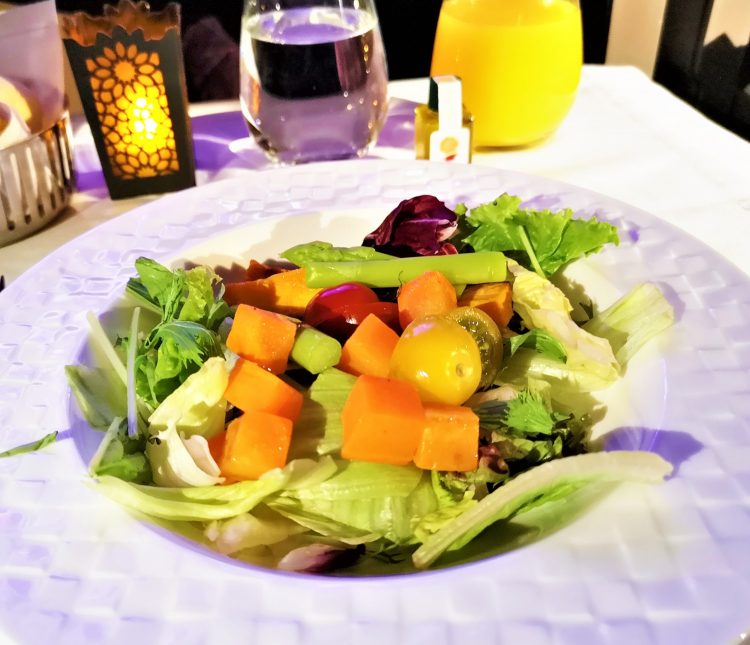 カタール航空ビジネスクラス機内食サラダ