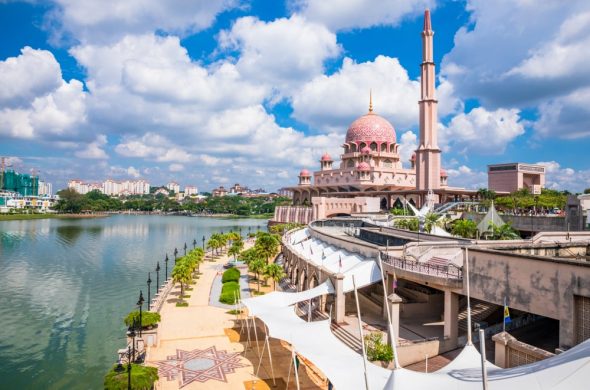 マレーシアのピンクモスクの全景