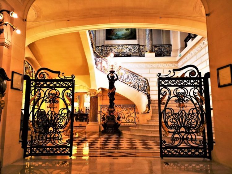 シャングリラホテルパリ 大階段