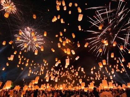 コムローイ祭りの打ち上げの様子