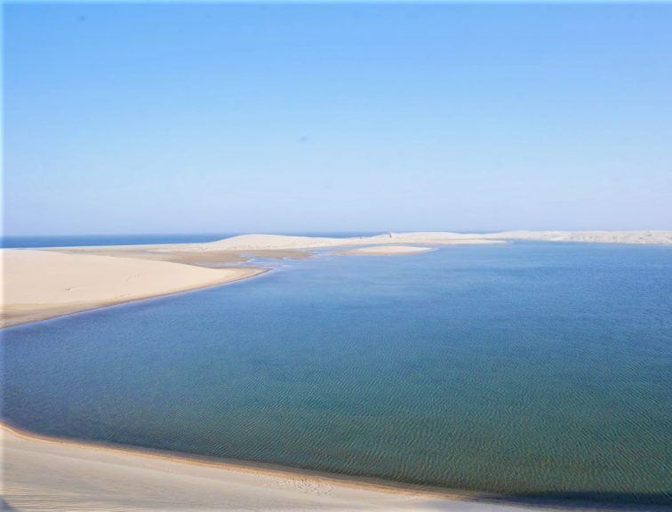 カタール 砂漠に囲まれた内海