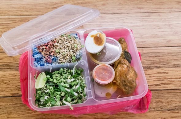 マレーシアの持ち帰り様の料理