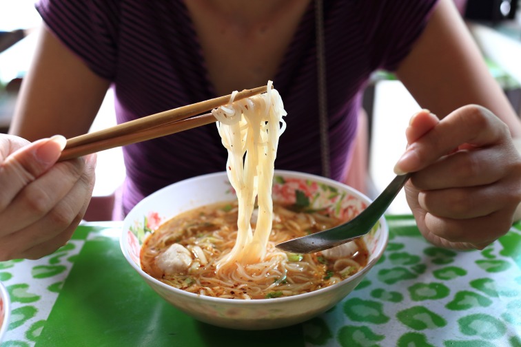 ベトナムのローカルレストランでの麺料理