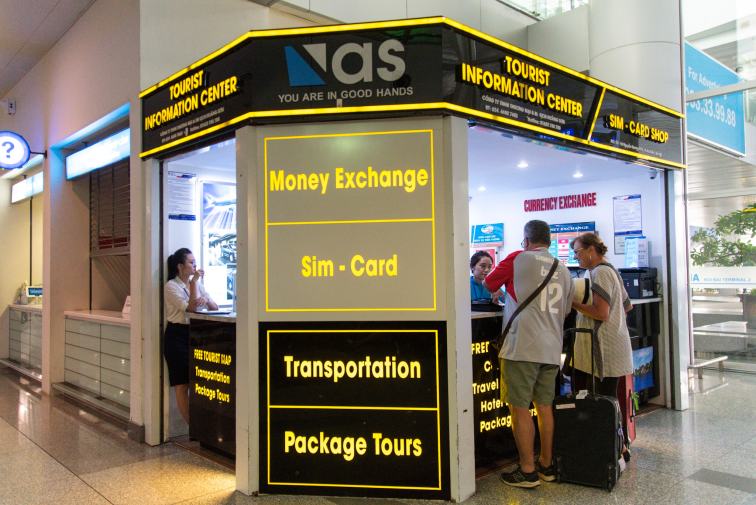 ノイバイ空港の両替所とSIMカード販売所