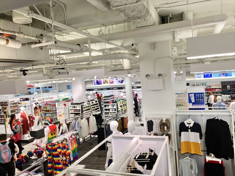 洋服はもちろんのこと、化粧品、カバン、サングラスなどがお買い得
