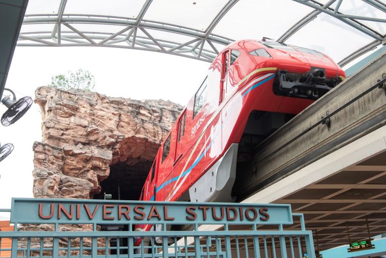 USSの入り口を走るモノレール