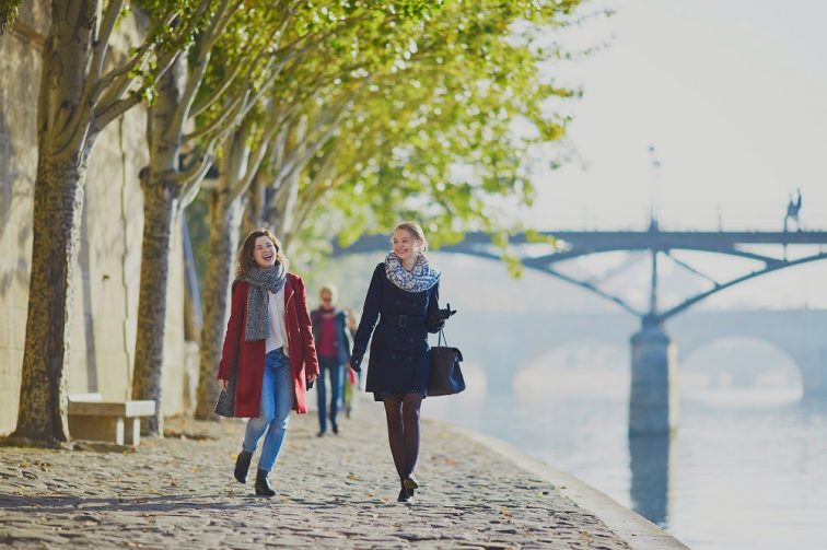 フランス旅行に持って行く服は 春夏秋冬はいつ 気候 服装教えます トラベルスタンダードジャパン