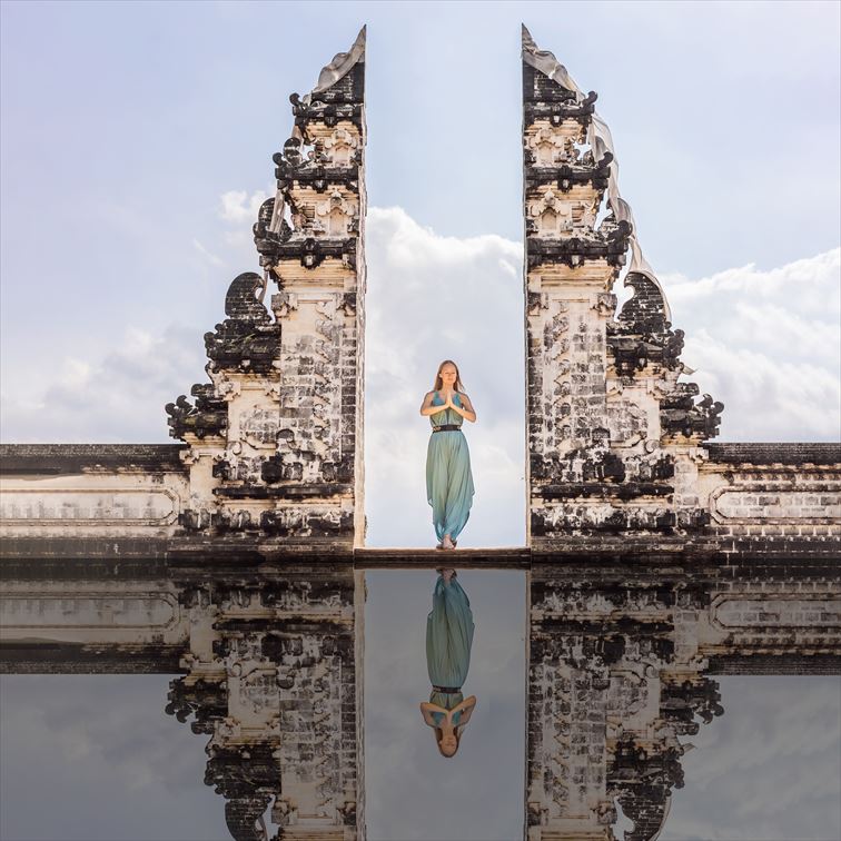 幻想的な天空の寺院「ランプヤン寺院」のバリスタイルの割れ門