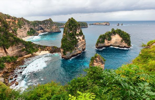 崖の上からの景色が美しいアトゥ・ビーチ